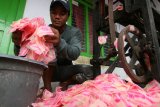 Pekerja menyelesaikan pembuatan kerupuk berbahan baku tepung tapioka di sentral industri kecil di Desa Gurah, Kediri, Jawa Timur, Selasa (31/1). Kementerian Perindustrian menargetkan pertumbuhan Industri Kecil dan Menengah (IKM) mencapai 182.000 unit usaha pada tahun 2017 atau naik 4,7 persen dari tahun 2016, melalui pembinaan dalam bentuk revitalisasi kepada pelaku usaha IKM. Antara Jatim/Prasetia Fauzani/zk/17