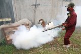 Petugas dari Dinas Kesehatan melakukan pengasapan (fogging) di Kelurahan Banaran, Kota Kediri, Jawa Timur, Rabu (1/2). Pengasapan di daerah endemik wabah deman berdarah tersebut guna memutus mata rantai perkembangbiakan nyamuk sekaligus mencegah penyebaran virus dengue ke daerah sekitar. Antara Jatim/Prasetia Fauzani/zk/17