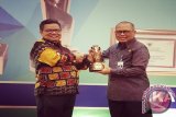 Dirjen Perhubungan Darat Kemenhub RI Pudji Hartanto menyerahkan penghargaan Wahana Tata Nugraha (WTN) Tingkat Nasional Tahun 2016 pada Kategori Lalu Lintas, kepada Bupati Balangan H Ansharuddin, pada acara Penyerahan Penghargaan Bidang Perhubungan Darat Tahun 2016, di Hotel Merlynn Park, Jakarta, Selasa (31/1). Antaranews Kalsel/Roly Supriadi.
