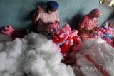 Pekerja menyelesaikan pembuatan boneka kain di industri rumahan kawasan Pandaan, Pasuruan, Jawa Timur, Rabu (1/2). Boneka dengan bentuk aneka satwa yang terbuat dari kain tersebut dipasarkan ke sejumlah kota di Jawa Timur yang dijual dengan harga Rp10 ribu-Rp400 ribu per buah. Antara Jatim/Umarul Faruq/zk/17