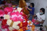 Pekerja menyelesaikan pembuatan boneka kain di industri rumahan kawasan Pandaan, Pasuruan, Jawa Timur, Rabu (1/2). Boneka dengan bentuk aneka satwa yang terbuat dari kain tersebut dipasarkan ke sejumlah kota di Jawa Timur yang dijual dengan harga Rp10 ribu-Rp400 ribu per buah. Antara Jatim/Umarul Faruq/zk/17