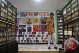 Sejumlah siswa SMK Antariksa Sidoarjo melihat koleksi yang dipajang di Museum Musik Indonesia saat edukasi luar sekolah, Malang, Jawa Timur, Rabu (1/2). Kegiatan tersebut merupakan upaya untuk mengenalkan perjalanan sejarah seni musik di Indonesia dan dunia dengan puluhan ribu koleksi yang terdiri dari piringan hitam, kaset dan CD mulai tahun 1960 hingga sekarang. ANTARA FOTO/Ari Bowo Sucipto/wdy/17.