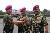 Komandan Pasmar-1 Brigjen TNI (Mar) Lukman (tengah) melakukan salam komando dengan Komandan Brigif-1 yang baru Kolonel (Mar) I Made Sukada (kiri) dan pejabat lama Kolonel (Mar) Sugianto (kanan) disela-sela upacara serah terima jabatan di Mako Brigif-1 Marinir Gedangan, Sidoarjo, Jawa Timur, Rabu (1/2). Kolonel (Mar) I Made Sukada menggantikan Kolonel (Mar) Sugianto yang akan melaksanakan seleksi Dikreg XLIV Sesko TNI TA 2017. Antara Jatim/M Risyal Hidayat/zk/17