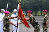 Komandan Pasmar-1 Brigjen TNI (Mar) Lukman (kiri) menyerahkan Dhuaja Brigif-1 Bhumi Sagara Yudajaya pada Komandan Brigif-1 yang baru Kolonel (Mar) I Made Sukada (tengah) dan didampingi pejabat lama Kolonel (Mar) Sugianto (kanan) disela-sela upacara serah terima jabatan di Mako Brigif-1 Marinir Gedangan, Sidoarjo, Jawa Timur, Rabu (1/2). Kolonel (Mar) I Made Sukada menggantikan Kolonel (Mar) Sugianto yang akan melaksanakan seleksi Dikreg XLIV Sesko TNI TA 2017. Antara Jatim/M Risyal Hidayat/zk/17