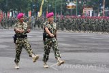 Komandan Brigif-1 yang baru Kolonel (Mar) I Made Sukada (kanan) dan pejabat lama Kolonel (Mar) Sugianto (kiri) disela-sela upacara serah terima jabatan di Mako Brigif-1 Marinir Gedangan, Sidoarjo, Jawa Timur, Rabu (1/2). Kolonel (Mar) I Made Sukada menggantikan Kolonel (Mar) Sugianto yang akan melaksanakan seleksi Dikreg XLIV Sesko TNI TA 2017. Antara Jatim/M Risyal Hidayat/zk/17