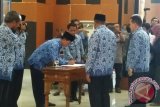 Bupati Kubu Raya, Rusman Ali menyerahkan Dokumen Pelaksanaan Anggaran (DPA) SKPD Tahun Anggaran 2017, Pagu definitif Uang Persediaan sekaligus dirangkai dengan Penandatanganan Pakta Integritas dan Perjanjian Kinerja Tahun 2017 kepada semua SKPD di Kabupaten Kubu Raya. (Foto Antara Kalbar / Rendra Oxtora)