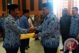 Bupati Kubu Raya, Rusman Ali menyerahkan Dokumen Pelaksanaan Anggaran (DPA) SKPD Tahun Anggaran 2017, Pagu definitif Uang Persediaan sekaligus dirangkai dengan Penandatanganan Pakta Integritas dan Perjanjian Kinerja Tahun 2017 kepada semua SKPD di Kabupaten Kubu Raya. (Foto Antara Kalbar / Rendra Oxtora)