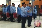 Bupati Kubu Raya, Rusman Ali menyerahkan Dokumen Pelaksanaan Anggaran (DPA) SKPD Tahun Anggaran 2017, Pagu definitif Uang Persediaan sekaligus dirangkai dengan Penandatanganan Pakta Integritas dan Perjanjian Kinerja Tahun 2017 kepada semua SKPD di Kabupaten Kubu Raya. (Foto Antara Kalbar / Rendra Oxtora)