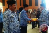 Bupati Kubu Raya, Rusman Ali menyerahkan Dokumen Pelaksanaan Anggaran (DPA) SKPD Tahun Anggaran 2017, Pagu definitif Uang Persediaan sekaligus dirangkai dengan Penandatanganan Pakta Integritas dan Perjanjian Kinerja Tahun 2017 kepada semua SKPD di Kabupaten Kubu Raya. (Foto Antara Kalbar / Rendra Oxtora)