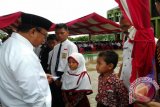 Bupati Tabalong, Anang Syakhfiani menyerwhkan Kartu Indonesia Pintar kepada dua siswa SD Mabuun Kecamatan Murung Pudak. Penyerahan KIP secara simbolis ini dilaksanakan bersamaan peresmian proyek pembangunan di Kecamatan Murung Pudak, Rabu di halaman Kantor Dinas Pendidikan setempat.Foto Antaranews.Kalsel/Herlina Lasmianti