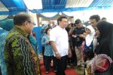 Wakil Gubernur Kalimantan Selatan, Rudy Resnawan didampingi Bupati Tabalong, Anang Syakhfiani berbincang-bincang dengan penerima bantuan bedah rumah dsri TP PKK Provinsi Kalsel. Program bedah rumah dsri dana  CSR Bank Kalsel ini diterima warga Desa Masukau RT 3 Kecamatan Murung Pudak, Fahrullazi. Foto Antaranews.Kalsel/Herlina Lasmianti