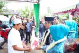 Gubernur Kalimantan Selatan H. Sahbirin Noor meresmikan Bedah Rumah,  di Desa Bumi Jaya Kecamantan Pelaihari, Kabupaten Tanah Laut. Bedah Rumah tersebut merupakan hasil kerjasama Tim Pwenggerak PKK Kalsel dengan Bank Kalsel, Kamis (2/2). Foto:Antaranews Kalsel/Arianto/G.