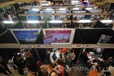 Sejumlah pengunjung mencari informasi di stan-stan lembaga pendidikan saat acara Lembaga Pengelola Dana Pendidikan (LPDP) Edufair 2017 di Convention Center Universitas Airlangga, Surabaya, Jawa Timur, Kamis (2/2). LPDP Edufair 2017 yang diikuti oleh 68 lembaga pendidikan tinggi dari dalam dan luar negeri tersebut bertujuan untuk memberikan layanan beasiswa S2/S3, pendanaan riset serta rehabilitasi fasilitas pendidikan yang rusak karena bencana alam. Antara Jatim/Moch Asim/zk/17