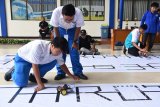 Sejumlah peserta mengoperasikan robot ketika mengikuti lomba robot 'Line Follower' tingkat SMA/SMK se-Jawa Timur yang berlangsung di Universitas Narotama Surabaya, Jawa Timur, Kamis (2/2). Lomba robot 'Line Follower' dalam rangka Hari Jadi ke-36 Universitas Narotama diikuti 21 kelompok dari delapan sekolah yang berasal dari Surabaya, Malang dan Jember. Antara Jatim/M Risyal Hidayat/zk/17