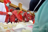 Sejumlah guru dan tenaga pengajar mengikuti tes urine di Balai Kota Koesomowicitra, Blitar, Jawa Timur, Kamis (2/2). Selain untuk mencegah penyalahgunaan narkoba di lingkungan sekolah, Tes urine yang dikhususkan bagi guru dan tenaga pengajar tersebut juga bertujuan untuk mengantisipasi peredaran narkoba di lingkungan Aparatur Sipil Negara (ASN). Antara Jatim/Irfan Anshori/zk/17