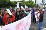 Sejumlah pengunjuk rasa yang tergabung dalam Aliansi Indonesia Utuh melakukan aksi di depan Kantor Bupati Jember, Jawa Timur, Kamis (2/2). Dalam aksinya mereka menuntut Bupati Jember Faida turun dari jabatannya jika tidak bisa memimpin Jember dan menjalankan programnya. Antara Jatim/Seno/zk/17