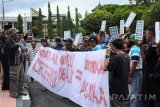 Sejumlah pengunjuk rasa yang tergabung dalam Aliansi Indonesia Utuh melakukan aksi di depan Kantor Bupati Jember, Jawa Timur, Kamis (2/2). Dalam aksinya mereka menuntut Bupati Jember Faida turun dari jabatannya jika tidak bisa memimpin Jember dan menjalankan programnya. Antara Jatim/Seno/zk/17