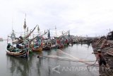 Nelayan menjala ikan di tepian dermaga Pelabuhan Muncar, Banyuwangi, Jawa Timur, Jumat (3/2). Nelayan setempat mengeluhkan hasil tangkapan ikan selama satu tahun terakhir menurun drastis, yang menyebabkan sebagian besar kapal slerek tidak melaut karena tidak mampu mencukupi biaya operasional kapal. Antara Jatim/Budi Candra Setya/zk/17