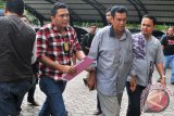 Petugas Kejaksaan mengawal terpidana korupsi,  Direktur PT.Kemasa, Ali Akbar Raleb (ketiga kiri) yang masuk dalam Daftar Pencarian Orang (DPO) seusai penangkapan di Banda Aceh, Jumat (3/2). Setelah enam tahun menjadi buronan aparat keamanan, petugas Kejaksaan berhasil menangkap terpidana, Ali Akbar Raleb yang divonis 2 tahun penjara dalam kasus korupsi  proyek pemukiman transmigrasi di wilayah  Kabupaten Nagan Raya, Aceh  tahun 2008 dengan kerugian negara Rp 1,6 Miliar. (ANTARA Aceh/Ampelsa)