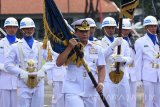 KSAL Laksamana TNI Ade Supandi (tengah) membawa Lambang Kesatuan ketika upacara serah terima jabatan Komandan Komando Pembinaan Doktrin Pendidikan dan Latihan TNI Angkatan Laut (Dankodiklatal) dan Panglima Komando Lintas Laut Militer (Pangkolinlamil) di Mako Kodiklatal, Surabaya, Jawa Timur, Jumat (3/2). Dalam kesempatan tersebut KSAL melantik Laksamana Muda TNI I.G. Putu Wijamahaadi menjadi Dankodiklatal menggantikan Laksamana Muda TNI Tri Wahyudi Sukarno dan Laksamana Pertama TNI Agung Prasetiawan menjadi Pangkolinlamil menggantikan Laksamana Muda TNI I.G. Putu Wijamahaadi. Antara Jatim/M Risyal Hidayat/zk/17