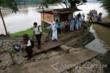 Bojonegoro - Sejumlah pelajar turun dari perahu tambang di tambangan Taman Bengawan Solo (TBS) di Desa Ledokwetan, Kecamatan Kota, Bojonegoro, Jawa Timur, Jumat (3/2). Kenaikan air sungai terpanjang di Jawa di daerah setempat tidak menyurutkan warga memanfaatkan perahu untuk kegiatan sehari-hari. Antara Jatim/Foto/Slamet Agus Sudarmojo. 