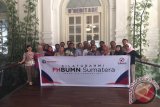 Sejumlah humas BUMN yang beroperasi di Sumut berfoto bersama menjelang cara Silaturahmi FH BUMN Sumatera dengan Pelindo 1 sebagai host dalam acara Silaturahmi FH BUMN di Medan, Sumatera Utara, Jumat (3/2). FH BUMN itu selain menggelar  seminar juga mengenalkan kepariwisataan di Medan. antarasumut.com