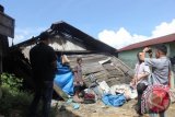 Warga melihat kondisi rumah Melisa siregar bersama anaknya dengan kondisi rumah yang hampir rubuh di Desa Paran Julu, Kecamatan Sipirok, Kabupaten Tapanuli Selatan, Sumatera Utara, Jumat (3/2). Rumah tersebut rusak akibat pondasinya yang tidak kuat karena termakan usia. antarasumut.com/Khairul Arif/17