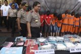 Kapolda Jatim Irjen Pol Machfud Arifin (tengah) mengamati sejumlah barang bukti narkoba saat gelar sejumlah kasus penyalagunaan narkoba di halaman Mapolda Jawa Timur, Surabaya, Jawa Timur, Jumat (3/2). Dalam gelar barang bukti tersebut Polda Jawa Timur merilis sejumlah kasus narkoba salah satu pengungkapan kasus penyalagunaan narkoba yang mengamankan barang bukti 20 kg sabu kristal dan lima liter diduga sabu cair serta empat tersangka. Antara Jatim/Zabur Karuru/17 