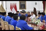 Presiden Joko Widodo (ketiga kanan) didampingi Mensesneg Pratikno (keempat kanan) menerima Pengurus Besar Pergerakan Mahasiswa Islam Indonesia (PB PMII) di Istana Merdeka, Jakarta, Jumat (3/2). Dalam pertemuan tersebut, PB PMII bermaksud mengundang Presiden untuk membuka Kongres PMII XIX yang akan berlangsung Mei 2017 di Palu Sulawesi Tengah. ANTARA FOTO/Puspa Perwitasari/wdy/17