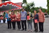 Bupati Sintang, Jarot Winarno beserta jajaran pemerintah Kabupaten Sintang menggelar upcara memperingati hari ulang tahun ke- 60 Provinsi Kalimantan Barat, yang berlangsung di Halaman Kantor Bupati Sintang, Kamis 2 Februari 2017.  (Faiz)