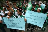 Sejumlah anggota Gerakan Pemuda Ansor membentangkan poster saat apel kebangsaan di area Simpang Lima Gumul, Kediri, Jawa Timur, Sabtu (4/2). Dalam orasinya mereka sepakat menolak paham radikalisme ataupun khilafah yang berseberangan dengan ideologi Pancasila dan sekaligus siap menjaga keutuhan Negara Kesatuan Republik Indonesia. Antara Jatim/Prasetia Fauzani/zk/17