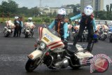 Sejumlah Polwan Korlantas Polri melakukan atraksi menggunakan motor gede (moge) di Sirkuit Sentul, Kabupaten Bogor, Jawa Barat, Sabtu (4/2). Kegiatan tersebut sebagai unjuk kemampuan anggota Korlantas Polri dalam acara Program Keselamatan Berlalulintas. ANTARAFOTO/Yulius Satria WIjaya/wdy/17.