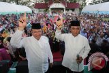 Pasangan calon Gubernur/Wakil Gubernur Aceh nomor urut satu Tarmizi Karim (kanan) dan T Machsalmina Ali (kiri) mengacungkan satu jari pada kampanye terbuka di lapangan Teuku Umar, Meulaboh, Aceh Barat, Aceh, Jumat (3/2). Tarmizi Karim yang berpasangan dengan T Machsalmina Ali mendapat dukungan partai Golkar, Nasdem, PPP, PKPI dan Hanura untuk maju sebagai kandidat Gubernur dan Wakil Gubernur periode 2017-2022 pada pilkada serentak 15 Februari mendatang. (ANTARA FOTO/Irwansyah Putra)