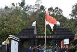 Calon pendaki berada di depan gerbang jalur pendakian Gunung Lawu di Cemoro Sewu, Magetan, Jawa Timur, Sabtu (4/2). Hujan badai yang terjadi di kawasan jalur pendakian Gunung Lawu lewat Cemoro Sewu sejak Jumat (3/2) mengakibatkan banyak pohon tumbang dan membahayakan pendaki, sehingga pihak Perum Perhutani Kesatuan Pemangkuan Hutan (KPH) Lawu Dan Sekitarnya (DS) menutup sementara pendakian Gunung Lawu. Antara Jatim/Siswowidodo/zk/17