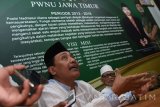 Ketua Tanfidziyah Pengurus Wilayah Nahdlatul Ulama (PWNU) Jawa Timur, Moh. Hasan Mutawakkil Alallah memberikan pernyataan sikap kepada awak media di Kantor PWNU Jawa Timur, Surabaya, Jumat (3/2). Pernyataan sikap tersebut PWNU jatim mengeluarkan lima pernyataan sikap dalam sidang kasus dugaan penodaan agama Calon Gubernur DKI Jakarta Basuki Tjahaja Purnama (Ahok) dan pengacaranya terhadap KH Makruf Amin. Antara Jatim/M Risyal Hidayat/zk/17