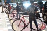 Anggota komunitas sepeda Unchal Fixed Solidarity melakukan aksi menutup jalur khusus sepeda di Pedestrian Kebun Raya Bogor, Kota Bogor, Jawa Barat, Minggu (5/2). Aksi tersebut sebagai bentuk protes terhadap para pengendara motor yang kerap tidak tertib berlalu lintas dengan menggunakan jalur khusus sepeda dan mengambil hak pengguna sepeda. ANTARA FOTO/Arif Firmansyah/wdy/17