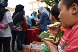 Sejumlah orang antre untuk mendapatkan makanan tradisional krupuk gapit terdiri bahan kerupuk, sayuran dan sambel pecel secara gratis saat digelar Festival Krupuk Gapit di Kota Madiun, Jawa Timur, Minggu (5/2). Acara yang digelar sebuah komunitas tersebut dimaksudkan untuk lebih mengangkat nilai dan popularitas makanan khas Madiun. Antara Jatim/Foto/Siswowidodo/zk/17