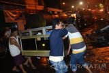 Sejumlah warga mengevakuasi barang ketika terjadinya kebakaran Pasar Baru Gresik, Jawa Timur, Jumat (3/2) malam. Akibat kebakaran yang belum diketahui penyebabnya tersebut, puluhan lapak terbakar. Antara Jatim/M Risyal Hidayat/zk/17