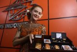 Seorang model menunjukkan aneka ukuran emas yang dijual dalam peluncuran gerai layanan penjualan emas Aneka Tambang (Antam) di Kantor Pos Malang, Jawa Timur, Senin (6/2). Dengan pembukaan gerai layanan penjualan emas tersebut diharapkan dapat memudahkan masyarakat dalam melakukan dan merencanakan investasi dengan emas batangan. Antara Jatim/Ari Bowo Sucipto/zk/17