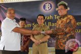 Kepala BI Bengkulu Endang Kurnia Saputra (kanan) serah terima program sosial Klaster Itik Talang Benih ke Bupati Rejang Lebong Hijazi, Senin (6/2/2017).
 