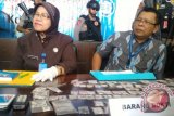 Kepala BNN Kota Samarinda AKBP Siti Zaekomsyah (kiri) memperlihatkan barang bukti sabu-sabu saat menggelar jumpa pers di Samarinda, Selasa (7/2). BNNK Samarinda membongkar sindikat pengedar narkoba melibatkan jaringan napi rumah tahanan, dengan menangkap dua pelaku perempuan dan barang bukti 118 paket sabu-sabu seberat 66 gram serta uang Rp46 juta. (ANTARA Kaltim/Amirullah)