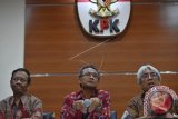 Sekjen KPK Bimo Gunung Abdul Kadir (tengah) bersama Ketua panitia seleksi pemilihan penasihat KPK Imam B. Prasodjo (kanan) serta anggota pansel Mahfud MD memberikan keterangan terkait proses seleksi penasihat KPK di Gedung KPK Jakarta, Selasa (7/2). Tim pansel penasihat KPK akan segera membuka pendaftaran seleksi untuk mendapatkan empat calon penasihat KPK periode 2017-2021 yang memiliki kriteria dan kompetensi dalam rangka memperkuat lembaga antirasuah itu. ANTARA FOTO/Wahyu Putro A/wdy/17.