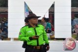 Seorang polisi taman (Park Ranger) mengenakan topi koboi sedang berjaga dan mengawasi aktivitas warga di Taman Sempur, Kota Bogor, Jawa Barat, Minggu (5/2). Polisi taman yang pertama di Jawa Barat dan Indonesia tersebut bertugas menjaga taman di Kota Bogor dengan menegakkan disiplin masyarakat saat beraktivitas di taman, tidak merusak dan mencegah vandalisme. (ANTARA FOTO/Arif Firmansyah/17).