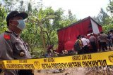 Polisi berjaga di dalam garis batas pengaman saat digelarnya pembongkaran makam dan autopsi forensik jenazah taruna Akademi Teknik Keselamatan Penerbangan (ATKP) Makasar, Ari Pratama di pemakaman umum Desa Tegaren, Trenggalek, Jawa Timur, Rabu (8/2). Pemeriksaan forensik dilakukan tim Puslabfor Mabes Polri Perwakilan Surabaya untuk mengetahui penyebab pasti meninggalnya taruna Ari Pratama yang sebelumnya dilaporkan tewas tenggelam di area wisata pemandian Tirta Yudha, Maros, Sulawesi Selatan pada 19 November 2016. Antara Jatim/Destyan Sujarwoko/zk/17