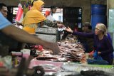 Penjual melayani pembeli ikan di Pasar Ikan Pabean, Surabaya, Jawa Timur, Selasa (7/2). Beberapa jenis ikan hasil laut mengalami kenaikan harga di pasar tersebut seperti ikan Mubara dari harga Rp26.000 per kilogram menjadi Rp35.000 per kilogram serta ikan Kakap dari harga Rp25.000 per kilogram menjadi sekitar Rp45.000 per kilogram, hal ini disebabkan pasokan ikan dari daerah penghasil menurun dikarenakan cuaca yang tidak mendukung saat nelayan mencari ikan. Antara Jatim/Didik Suhartono/zk/17