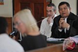 Warga negara Inggris David Taylor (kedua kanan) yang menjadi terdakwa pada kasus pembunuhan polisi Bali mendengarkan keterangan saksi dalam persidangan di Pengadilan Negeri Denpasar, Bali, Rabu (8/2). Tim penasihat hukum David Taylor menghadirkan tiga warga negara asing sebagai saksi meringankan yang dinilai mengetahui kejadian pembunuhan polisi Aipda I Wayan Sudarsa pada 17 Agustus 2016. ANTARA FOTO/Nyoman Budhiana/wdy/17.