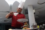 Seorang chef menyajikan rangkaian menu makanan untuk pengunjung yang berpasangan di Hotel Horizon, Malang, Jawa Timur, Rabu (8/2). Sejumlah hotel dan restoran di kawasan tersebut mulai memanfaatkan momentum Hari Kasih Sayang (Valentine Day) untuk berlomba menarik minat pengunjung dengan menyajikan menu spesial bagi pengunjung yang datang berpasangan. Antara Jatim/Ari Bowo Sucipto/zk/17