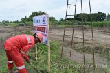 Petugas proyek memasang papan peringatan area berbahaya di lokasi proyek jalan tol Trans Jawa ruas Kertosono-Ngawi-Solo, di Madiun, Jawa Timur, Rabu (8/2). Menurut petugas proyek, banyak anak bermain di lokasi proyek pada saat banyak kendaraan dan alat berat beraktivitas di lokasi tersebut. Antara Jatim/Siswowidodo/zk/17