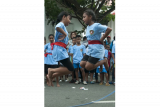 Sejumlah murid sekolah dasar memainkan permainan anak tradisional Maluku, Lompa Tali di arena Pameran Hari Pers Nasional (HPN) dan Maluku Expo 2017, Lapangan Merdeka, Ambon, Maluku, Minggu (5/2). Ajang permainan anak tradisional yang digelar hingga 9 Februari 2017 tersebut untuk memeriahkan pameran yang diselenggarakan dengan mengusung tema Summa Orientale 500 Tahun Perjalanan Jalur Rempah. ANTARA FOTO/Embong Salampessy/kye/17