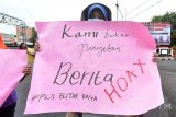 Sejumlah wartawan yang tergabung dalam Persatuan Wartawan Indonesia (PWI) saat menggelar aksi di Blitar, Jawa Timur, Kamis (9/2). Selain untuk memperingati Hari Pers Nasional (HPN), dalam aksi tersebut sejumlah wartawan menuntut pemerintah segera mengambil keputusan tegas dengan memblokir sejumlah situs penyebar berita Hoax. Antara Jatim/Irfan Anshori/zk/17